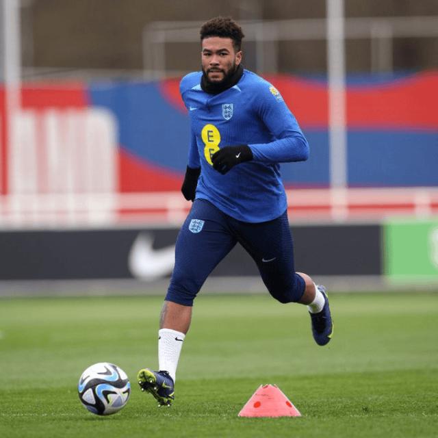 1679786502259054271.png zhanmusi.png